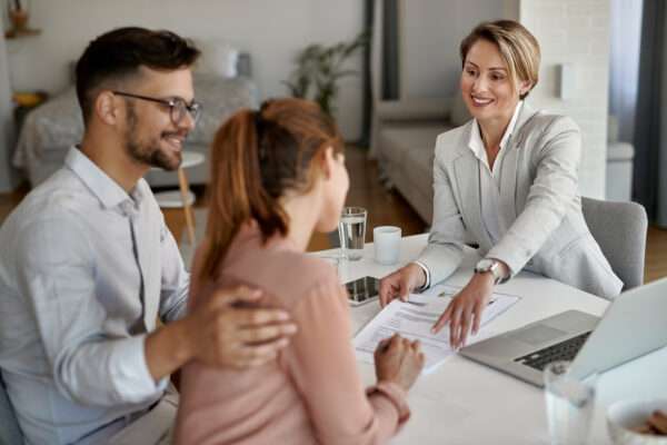 Beratungsgespräch am Tisch