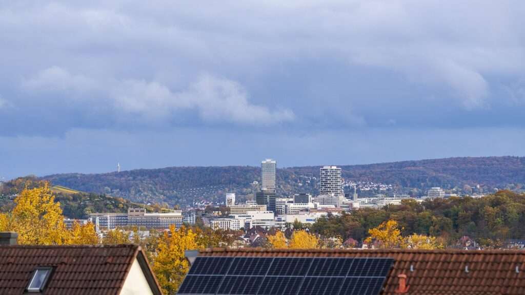 Blick über Stuttgart-Feuerbach Richtung Innenstadt mit Fernsehturm